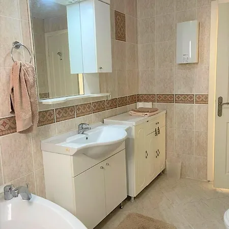 Guarantee Yourself A Wonderful In 3 Bed And Popular Community Apartment *